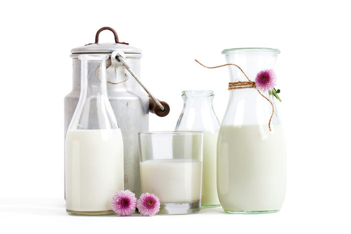 Melksespann, karaffel og glass med melk