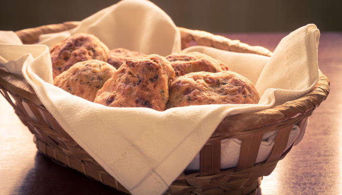 Grove scones i kurv