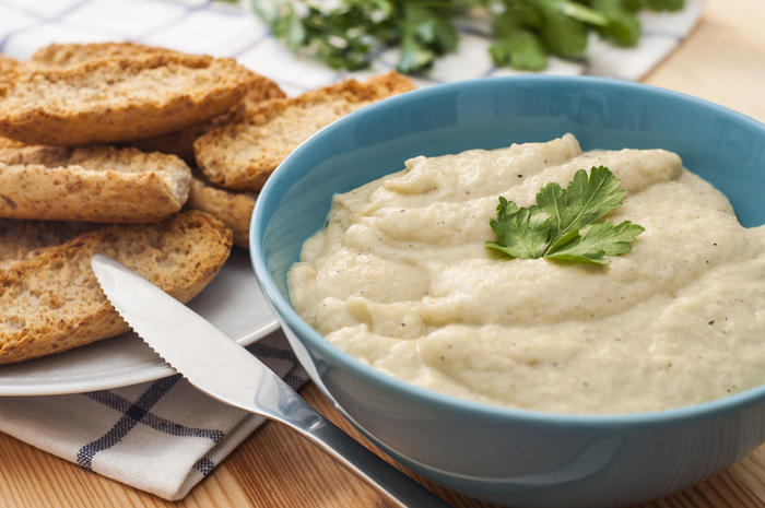 Auberginedip med brød i bakgrunn