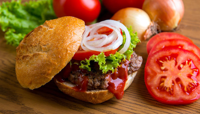 Hamburger med grønnsaker og ketchup