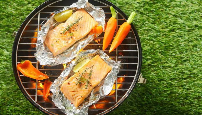 Fisk i aluminium på grillen
